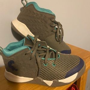 Boys size 1 Shaq tennis shoes